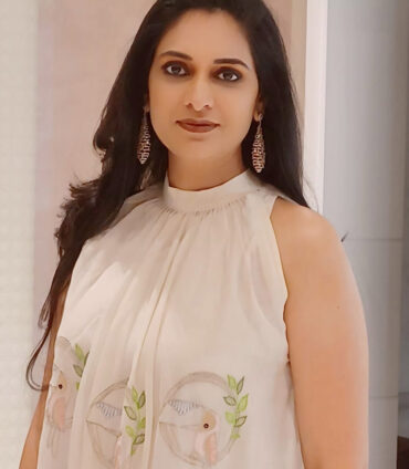 Chic subtle party makeup and gorgeous hairstyling for an elegant evening look in Hyderabad by Makeover by Farhaa